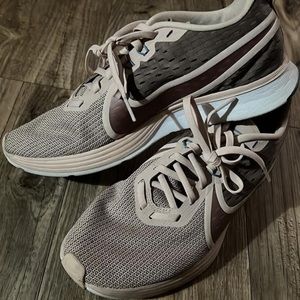 Women’s Nike athletic shoes size 9.5 good condition. Mauve